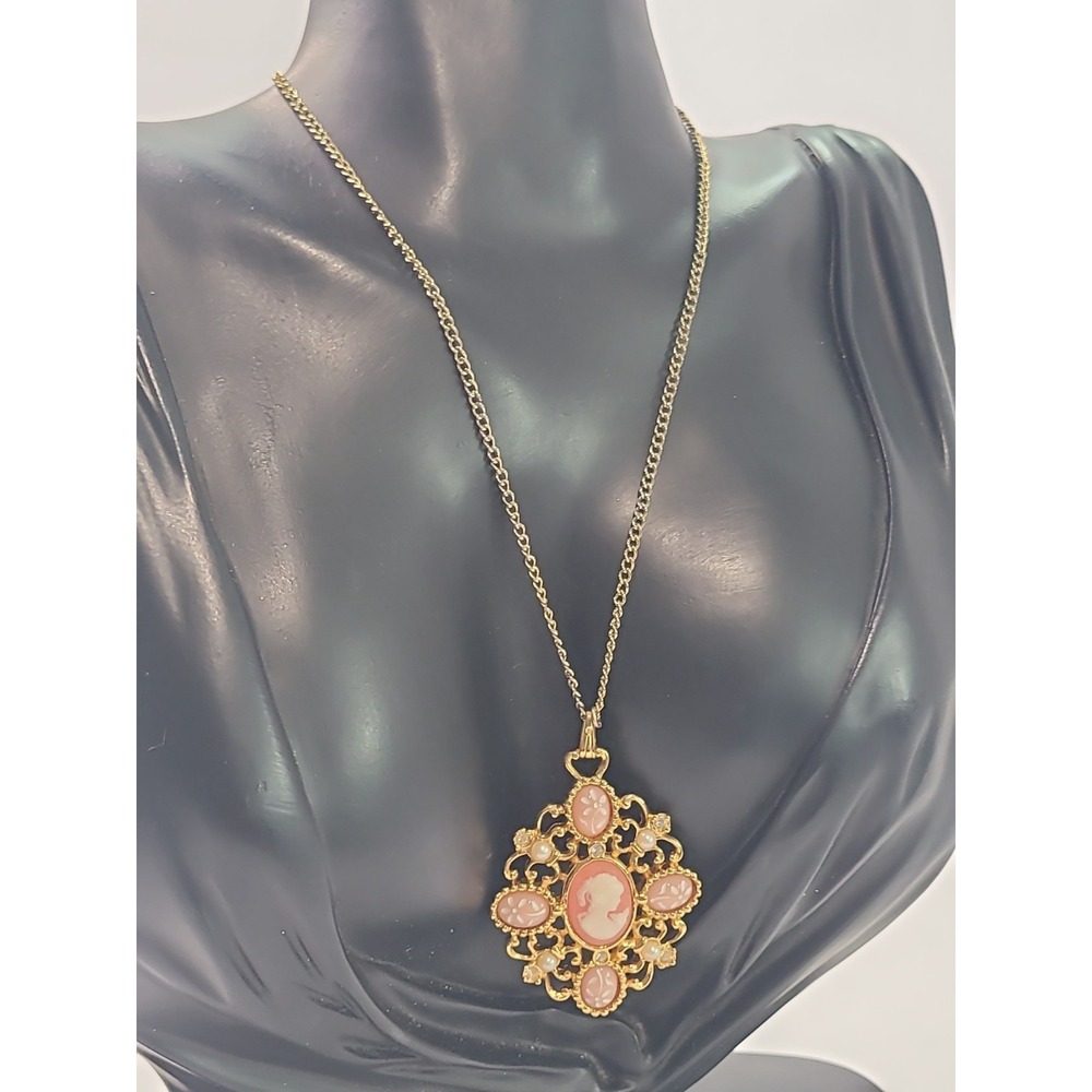 Avon Gold Tone Cameo Pendant Necklace Pink Peach Rhinestone Victorian